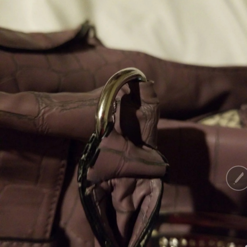 GUESS PURSE - Picture 5 of 8